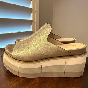 Naked Feet Flow in Silver Wedge platform sandals size 7